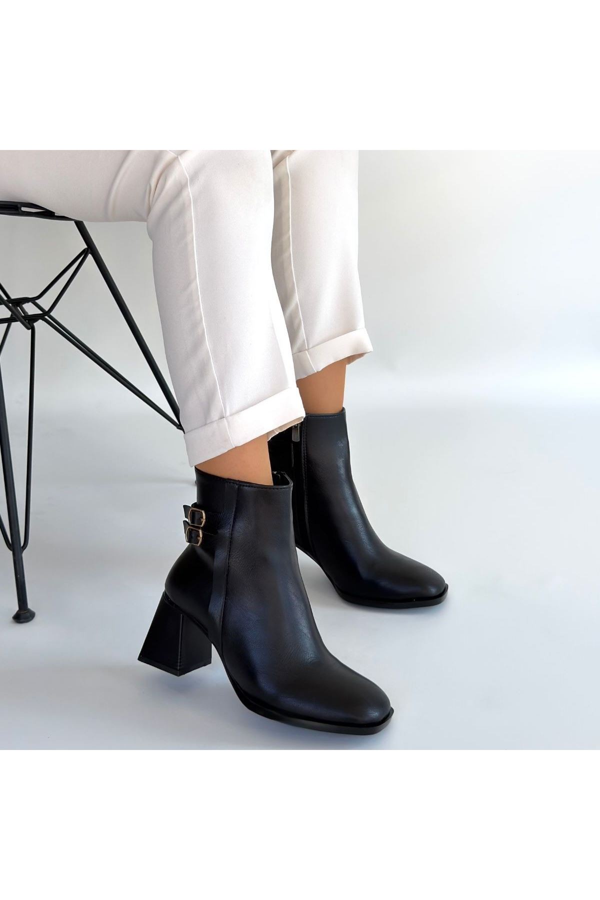 Kanda Siyah Cilt Topuklu Bot