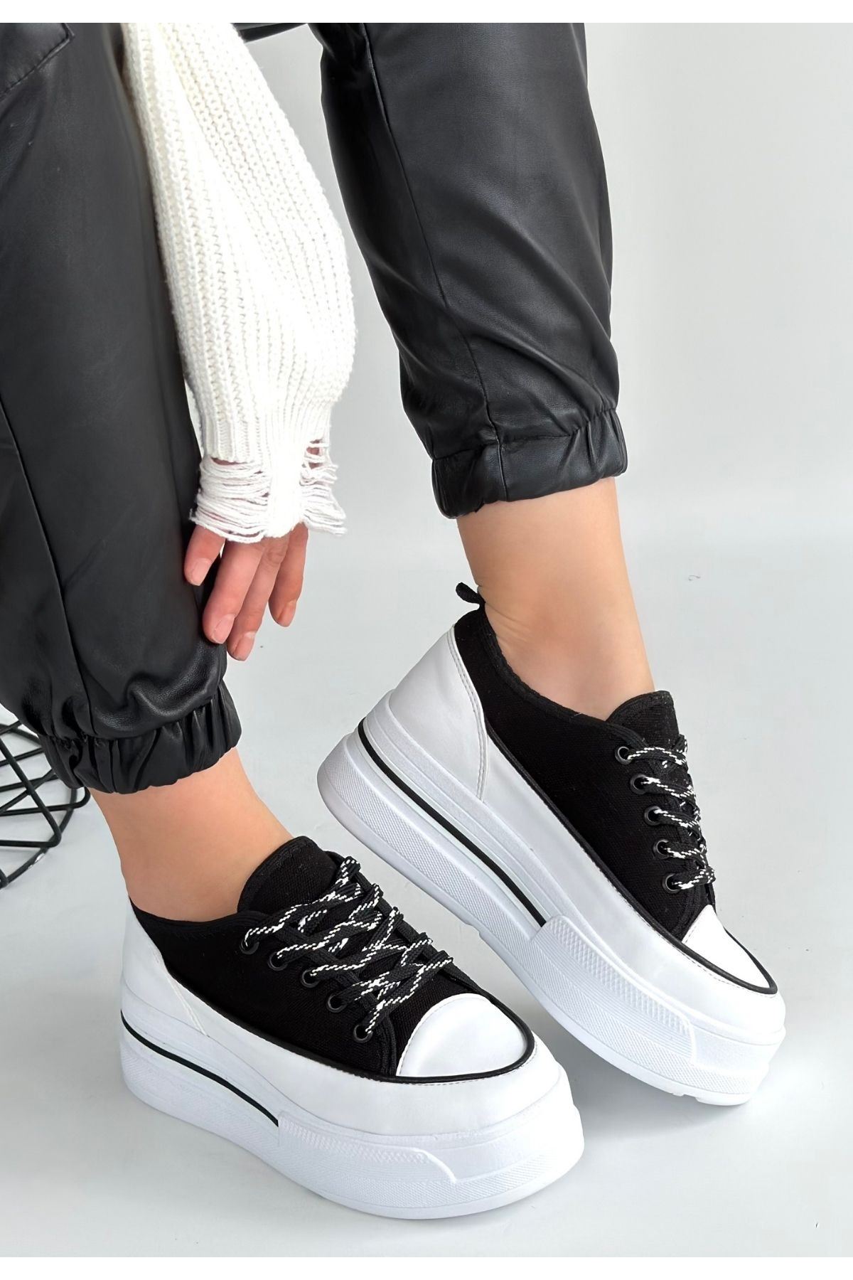 Dalen Siyah Keten Bağcıklı Spor Ayakkabı