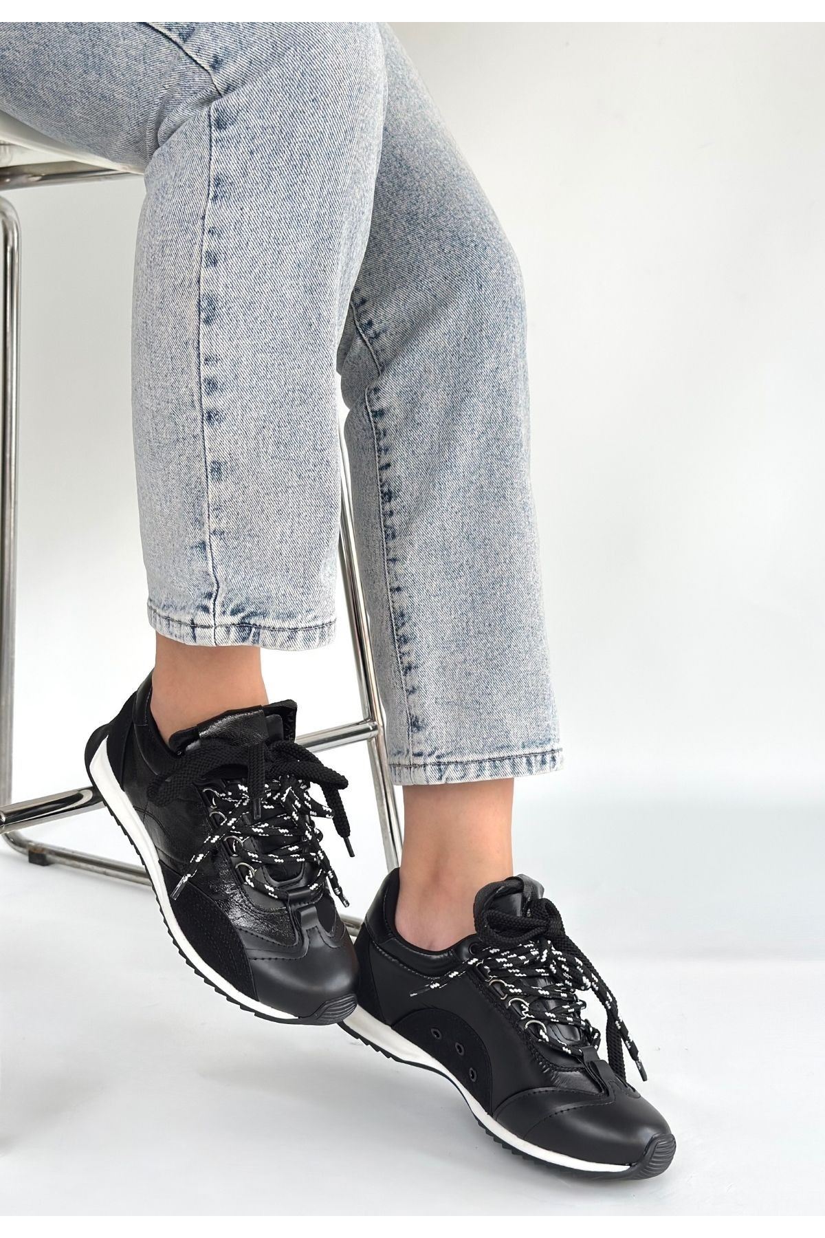 Reat Siyah Cilt Bağcıklı  Paraşüt Detaylı Spor Ayakkabı