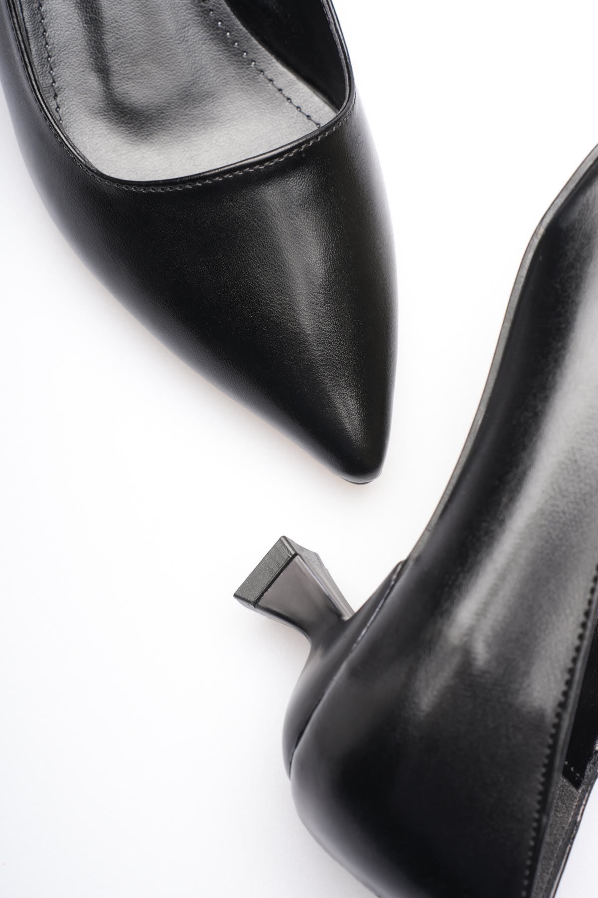 Siyah Sivri Burun Orta Topuklu Kadın Stiletto EATR20MS02A