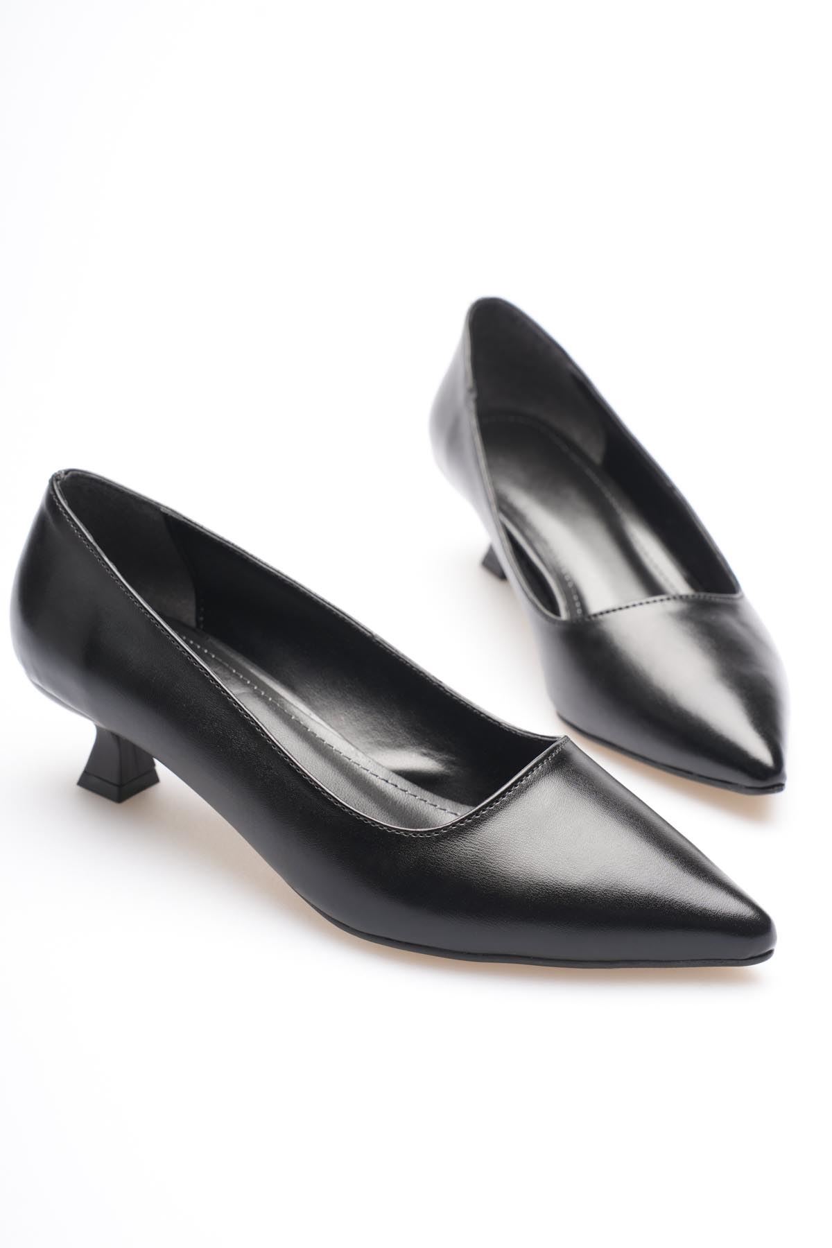 Siyah Sivri Burun Orta Topuklu Kadın Stiletto EATR20MS02A