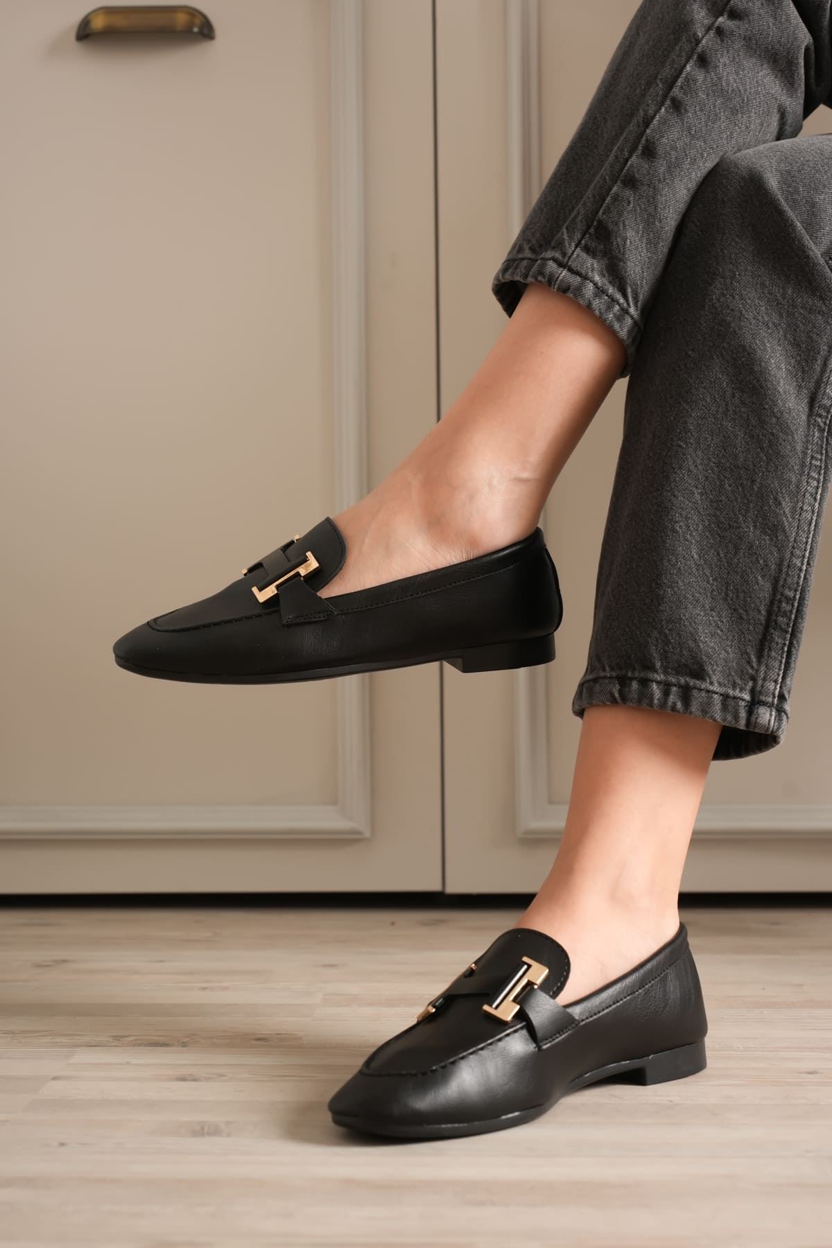 Kadın Siyah Şık Tokalı Günlük Ayakkabı EATR27MS05A