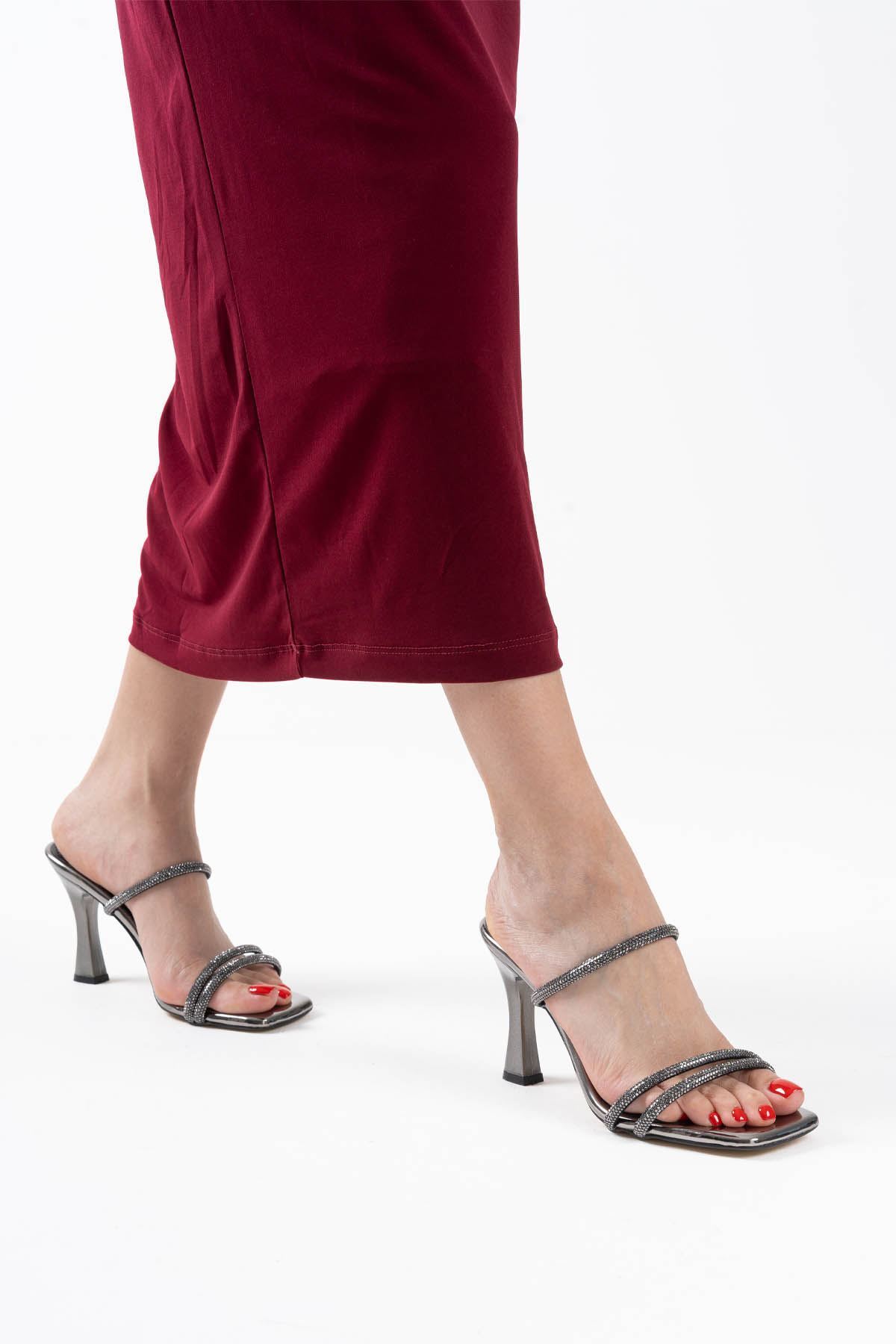 Kadın Siyah Taş Detaylı Kalın Topuklu Şık Sandalet EATR20MY26A