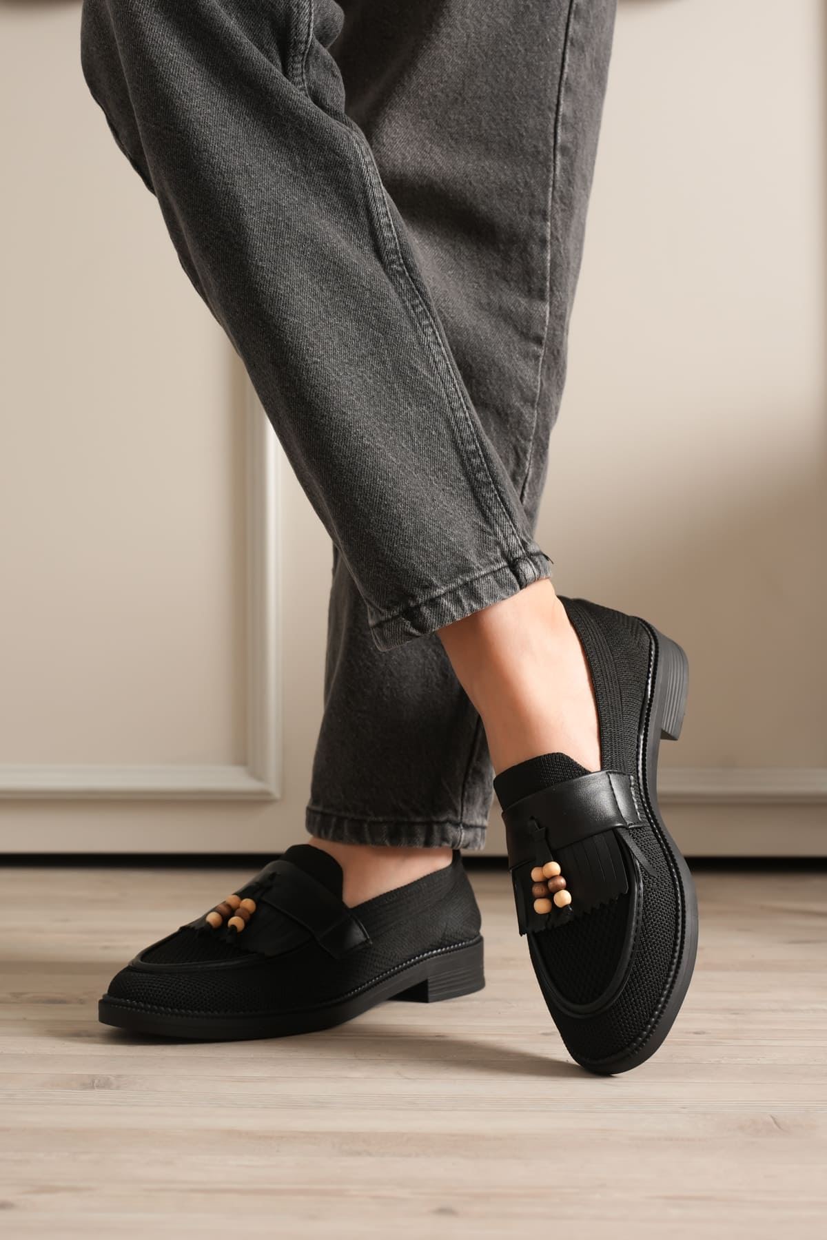 Kadın Siyah Boncuk Püsküllü Günlük Kısa Topuklu Ayakkabı EATR30MS01A