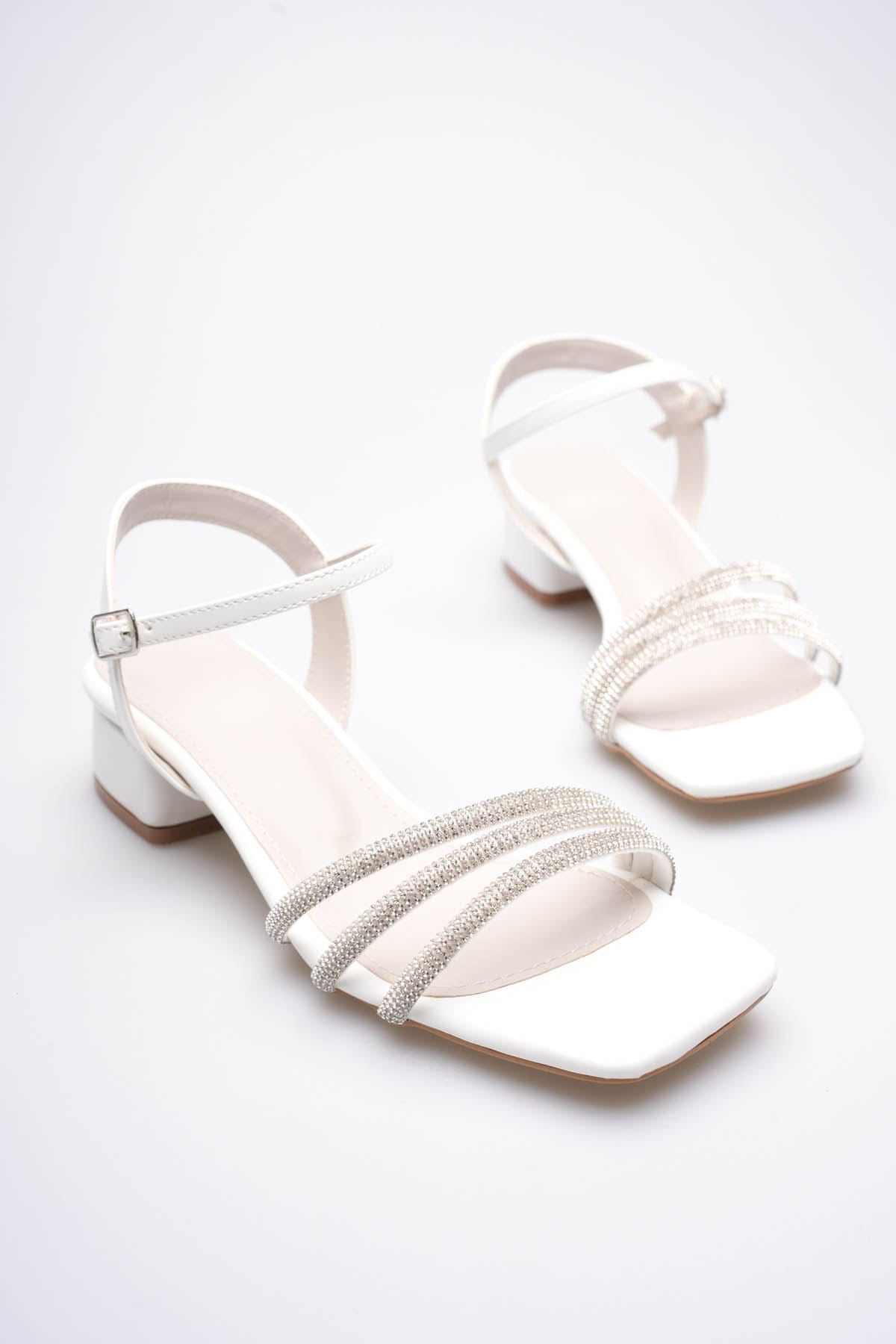 Kadın Beyaz Taş Detaylı Kalın Topuklu Şık Sandalet EATR20MY26B