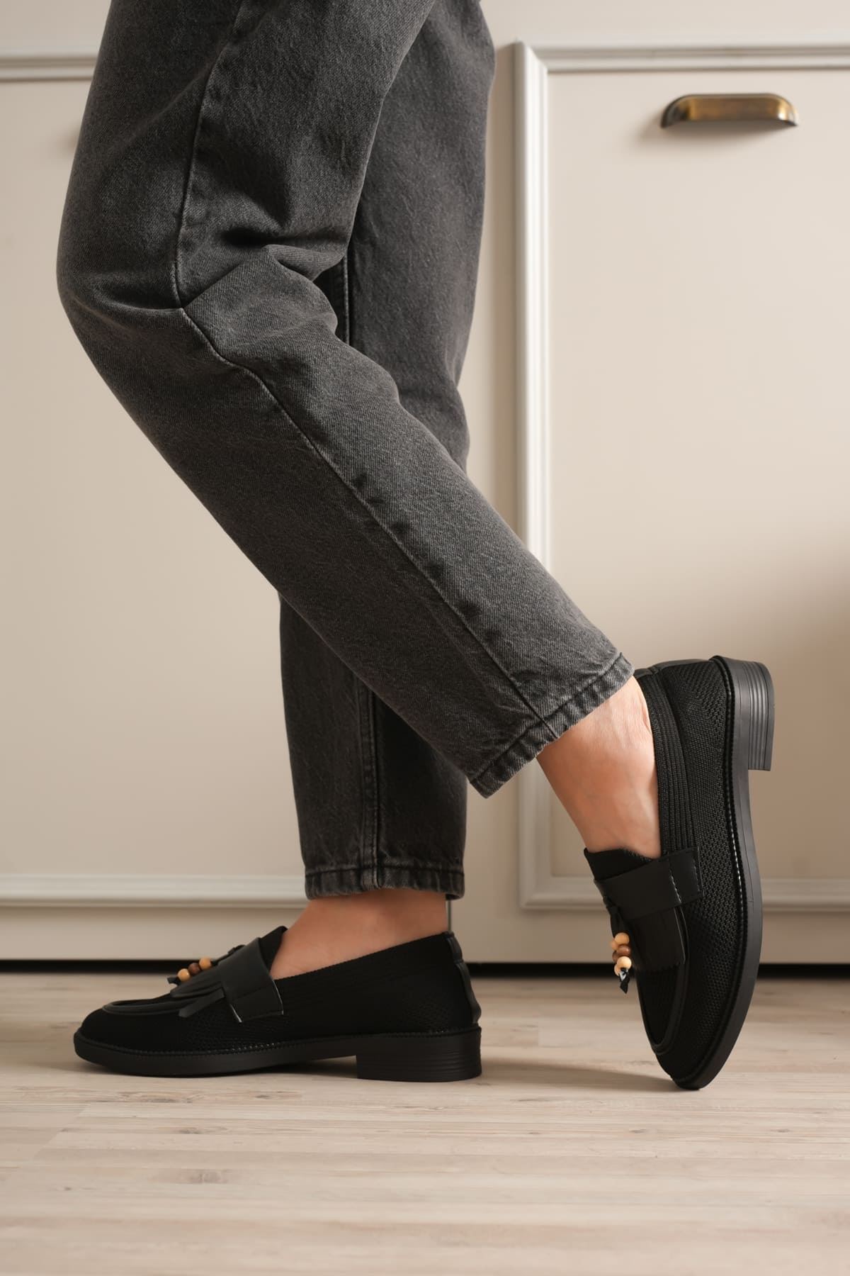 Kadın Siyah Boncuk Püsküllü Günlük Kısa Topuklu Ayakkabı EATR30MS01A