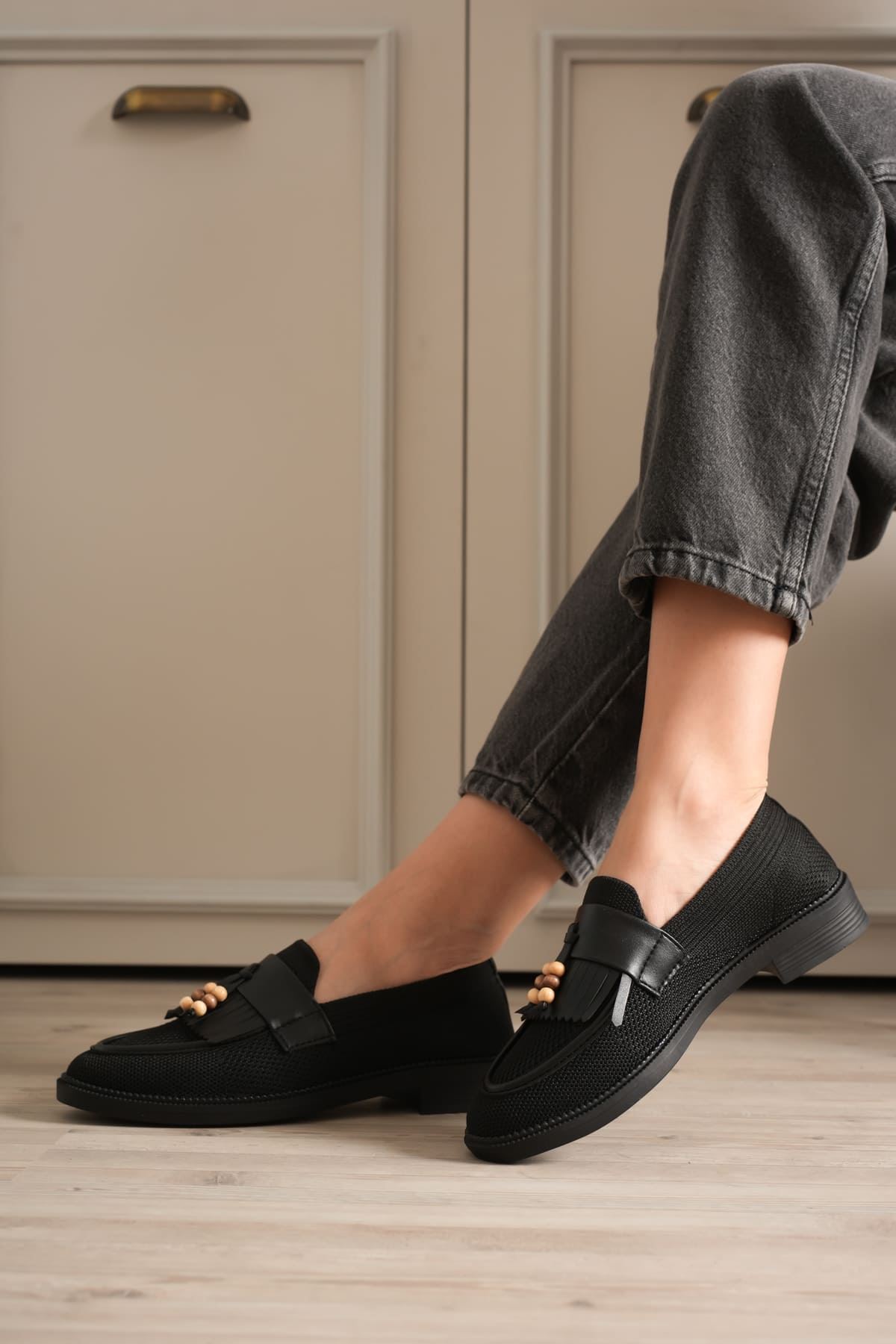 Kadın Siyah Boncuk Püsküllü Günlük Kısa Topuklu Ayakkabı EATR30MS01A