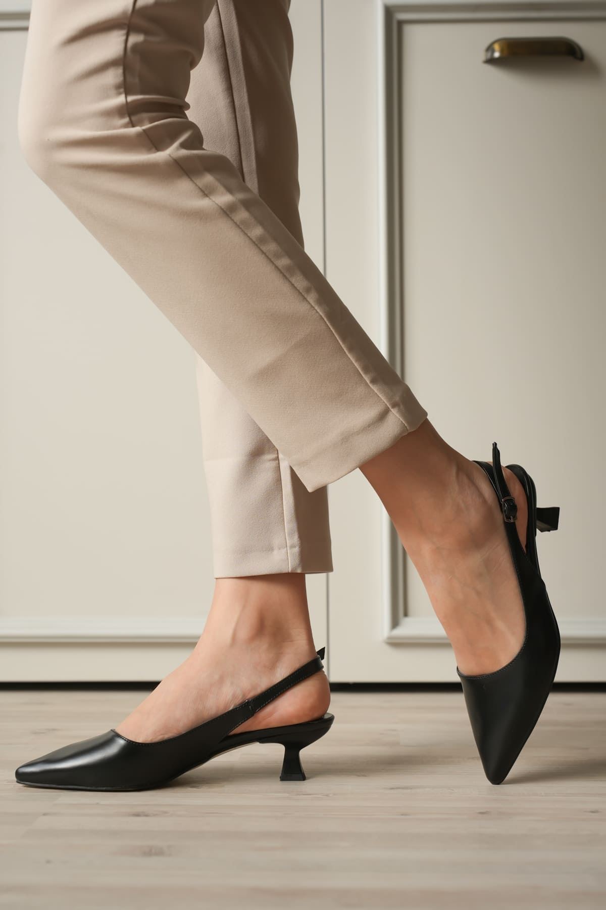 Kadın Siyah Sivri Burun Slingback Kısa Topuklu Ayakkabı EATR20MS04A