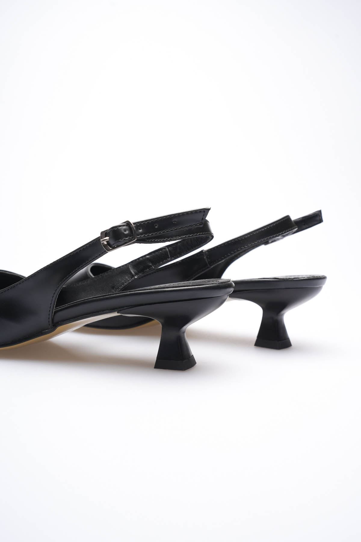 Kadın Siyah Sivri Burun Slingback Kısa Topuklu Ayakkabı EATR20MS04A