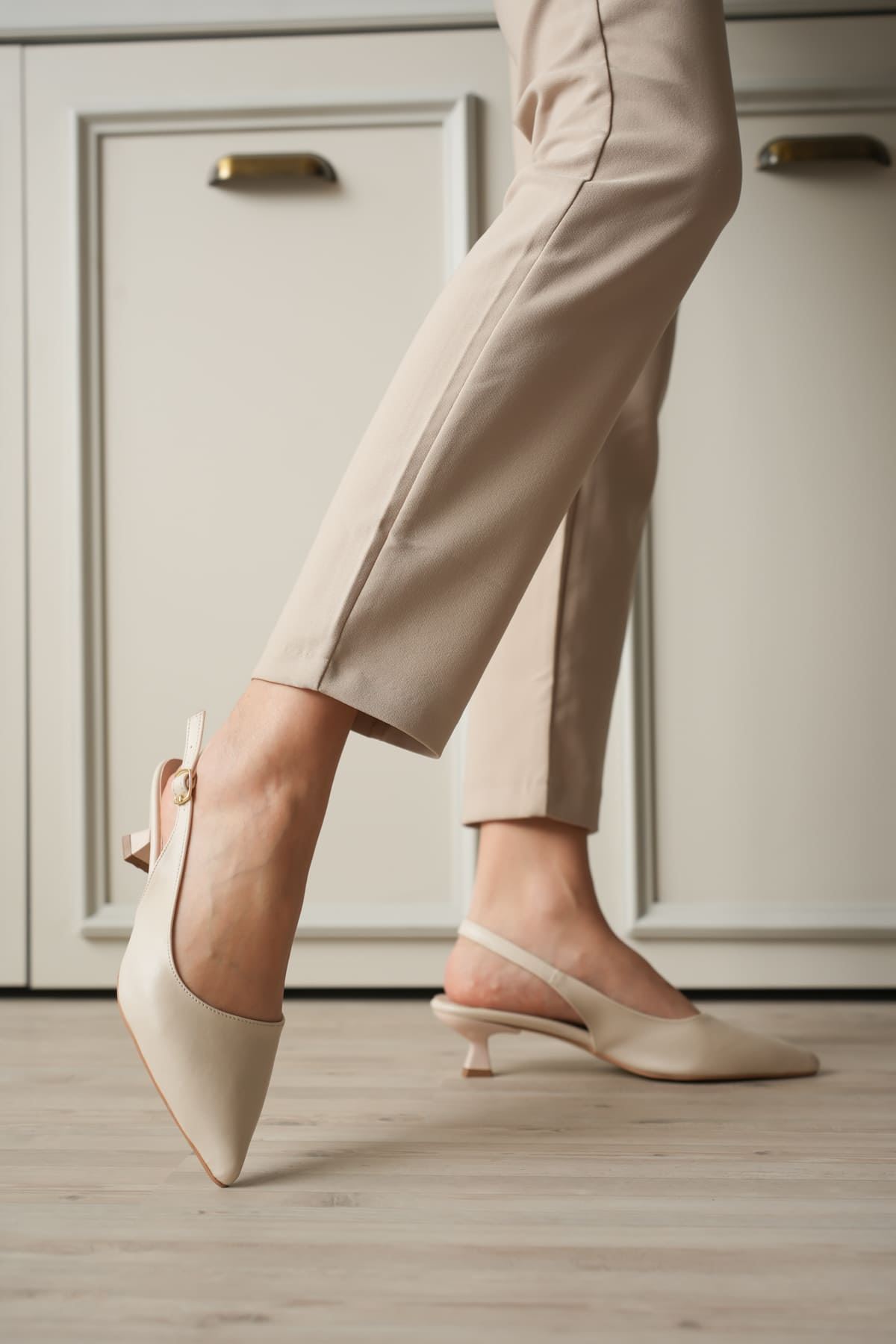 Kadın Bej Sivri Burun Slingback Kısa Topuklu Ayakkabı EATR20MS04B