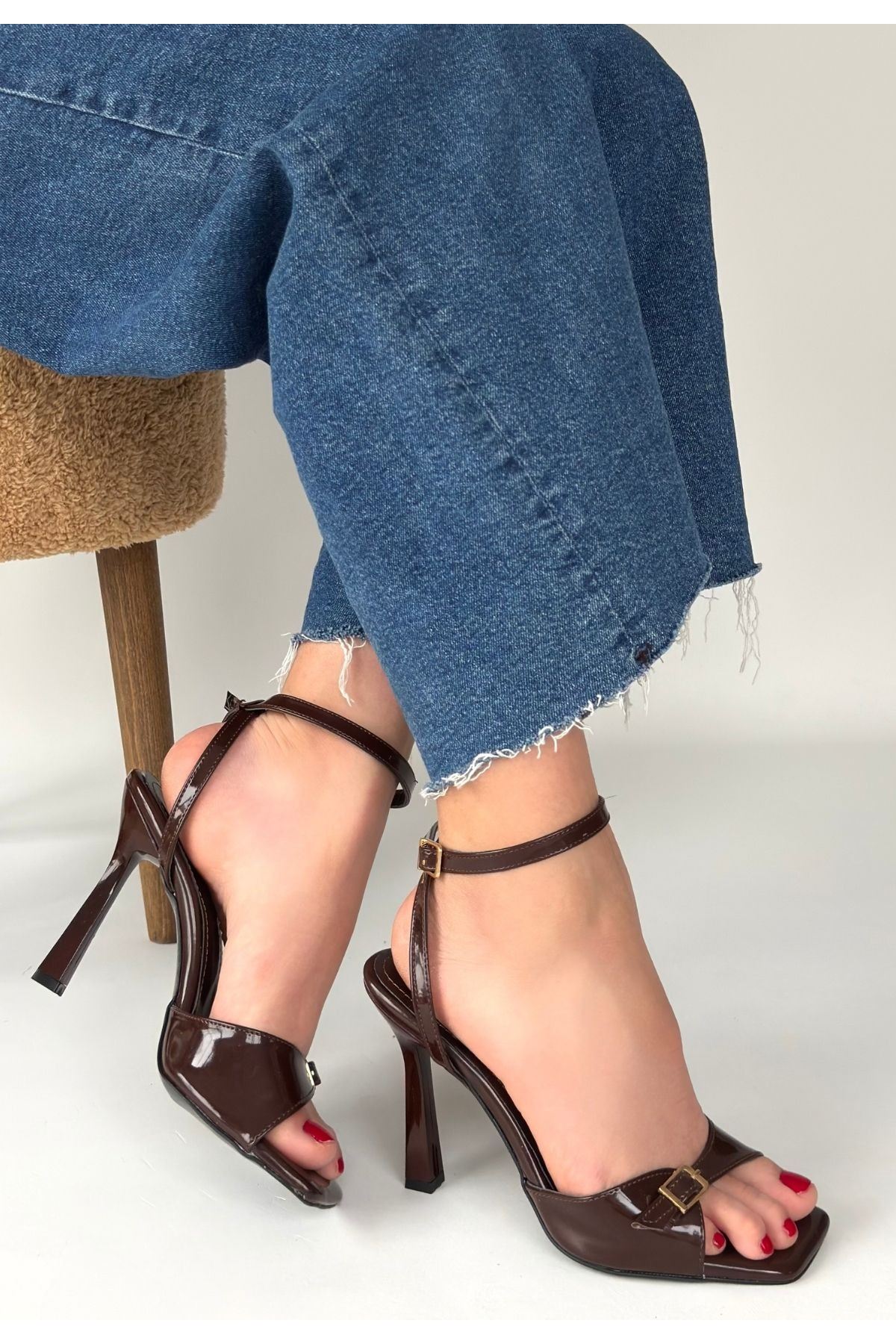 Hoste Kahverengi Rugan Topuklu Bilekten Kemerli Ayakkabı