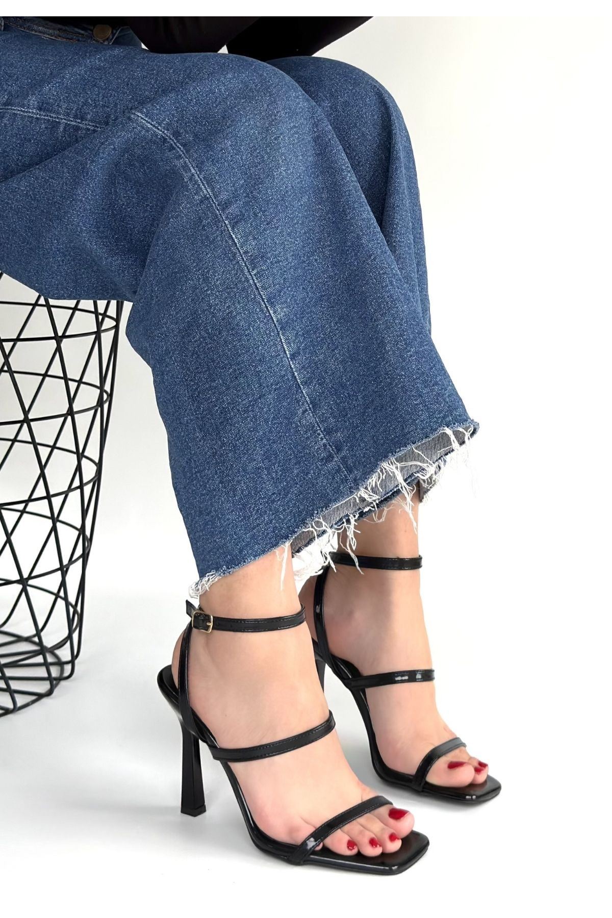 Umira Siyah Rugan Topuklu Bilekten Kemerli Ayakkabı
