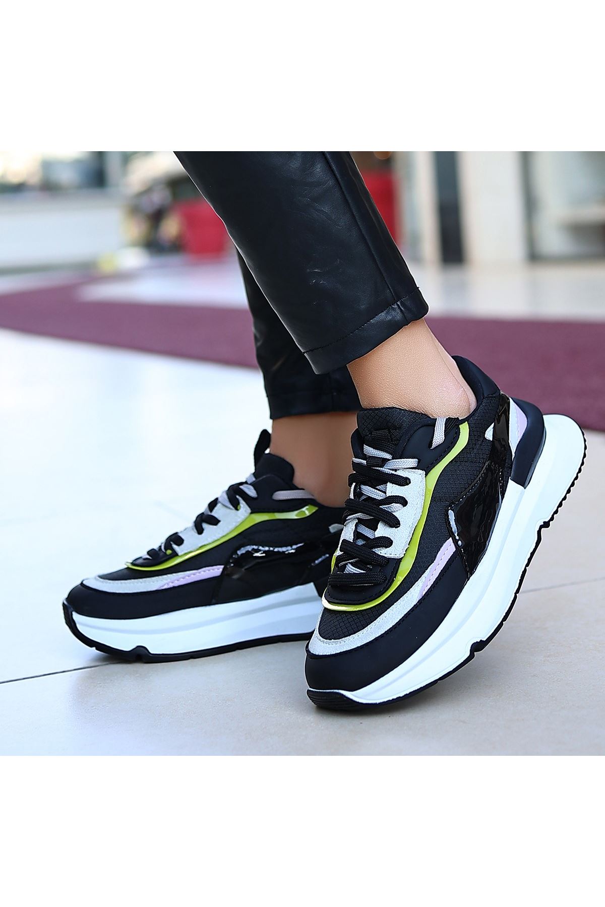 Aleh Siyah Cilt Lila Detaylı Spor Ayakkabı