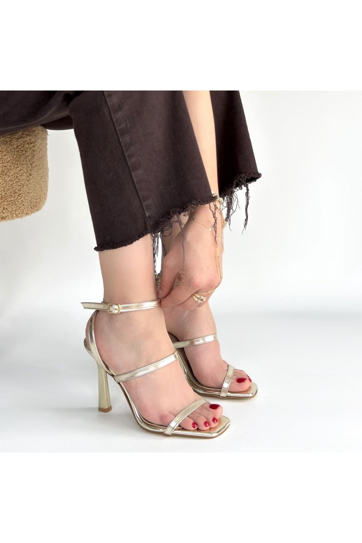 Umira Gold Rugan Topuklu Bilekten Kemerli Ayakkabı