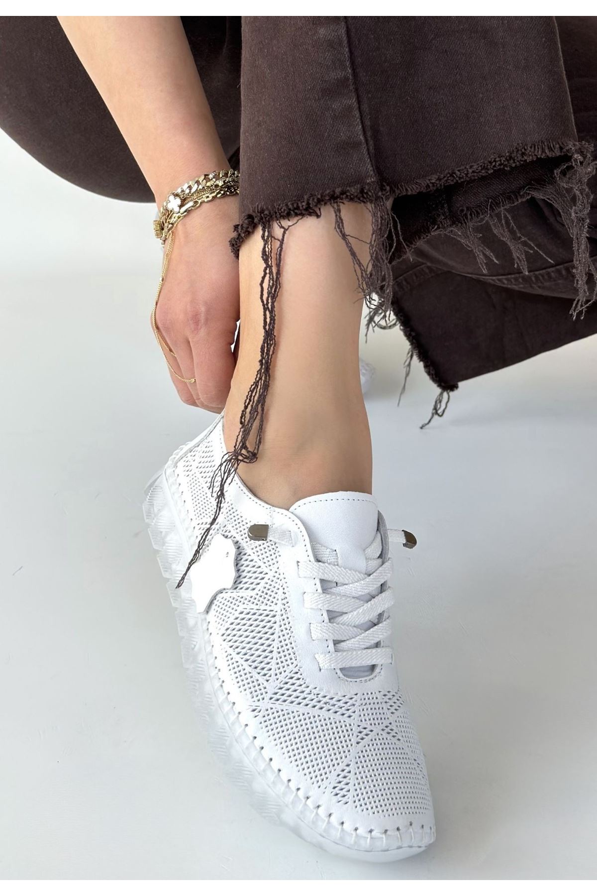 Omma Beyaz Deri Lazerli Bağcıklı Spor Ayakkabı