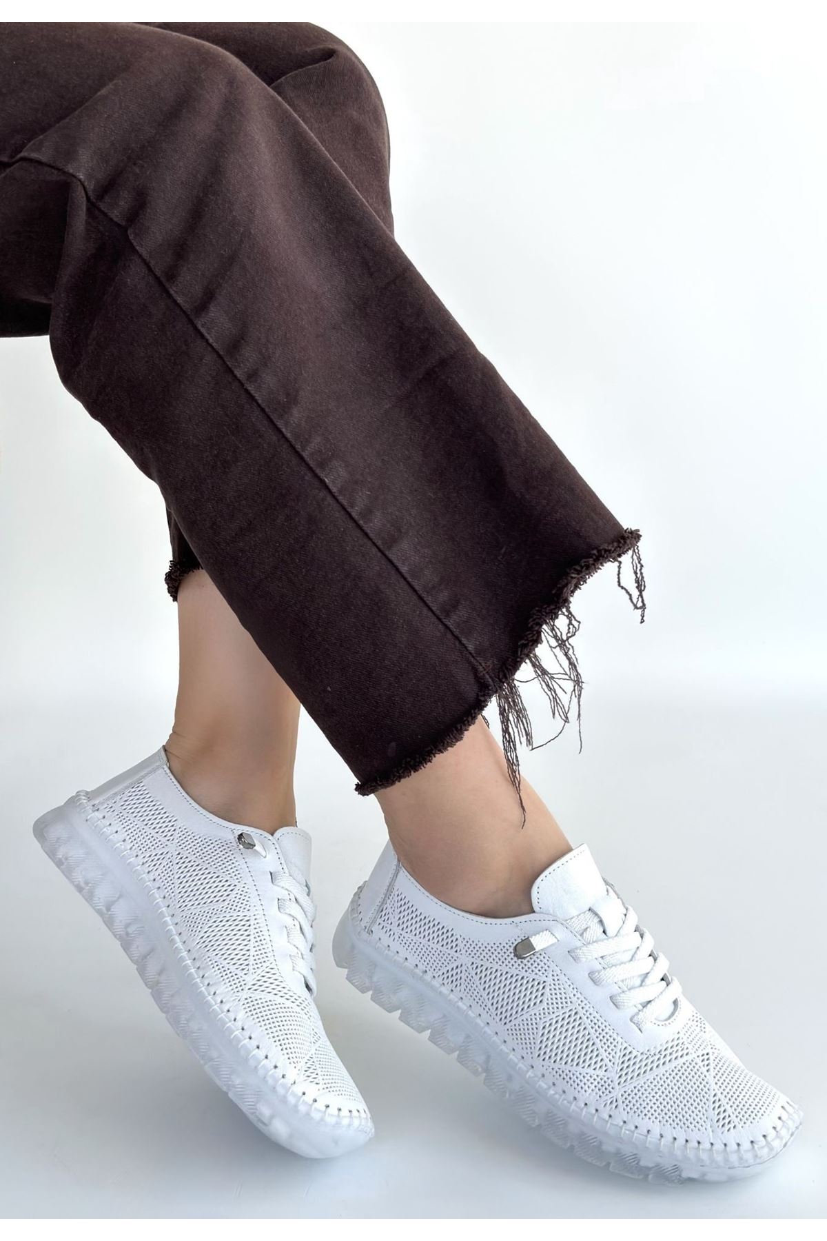 Omma Beyaz Deri Lazerli Bağcıklı Spor Ayakkabı