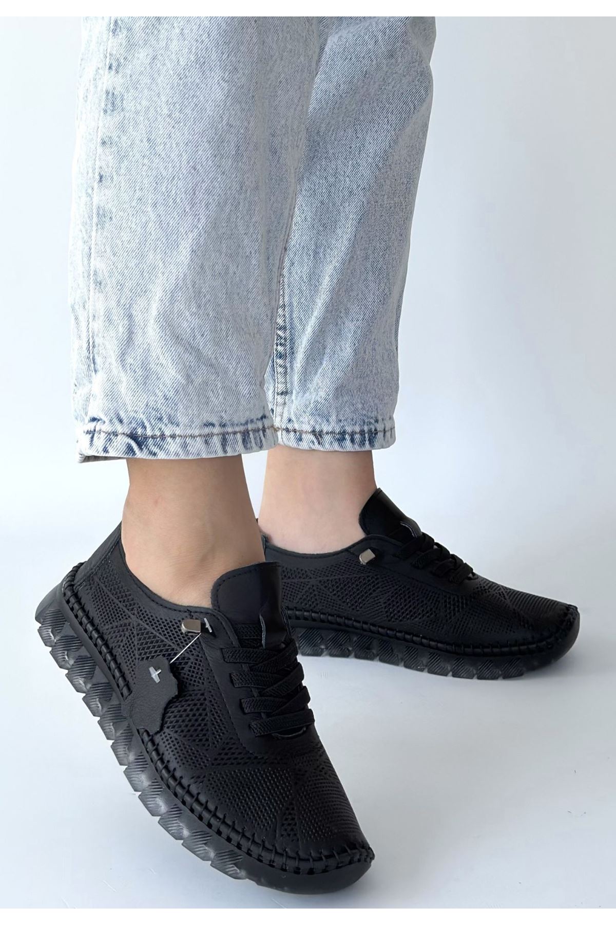 Omma Siyah Deri Lazerli Bağcıklı Spor Ayakkabı