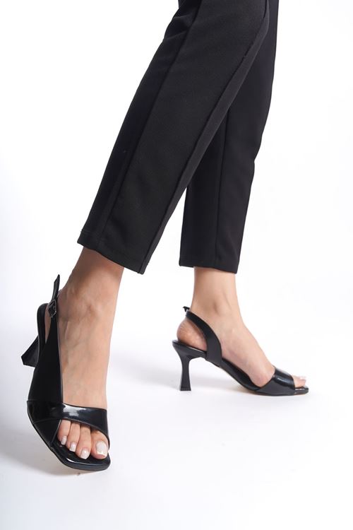 Klein Kadın Siyah Rugan Detaylı Topuklu Sandalet