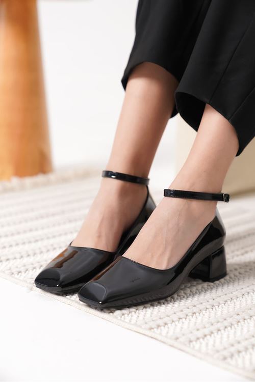 Arilla Siyah Rugan Kadın Topuklu Ayakkabı