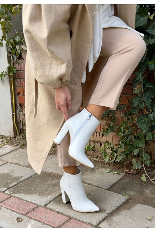 Loora Beyaz Rugan Desenli Topuklu Bot